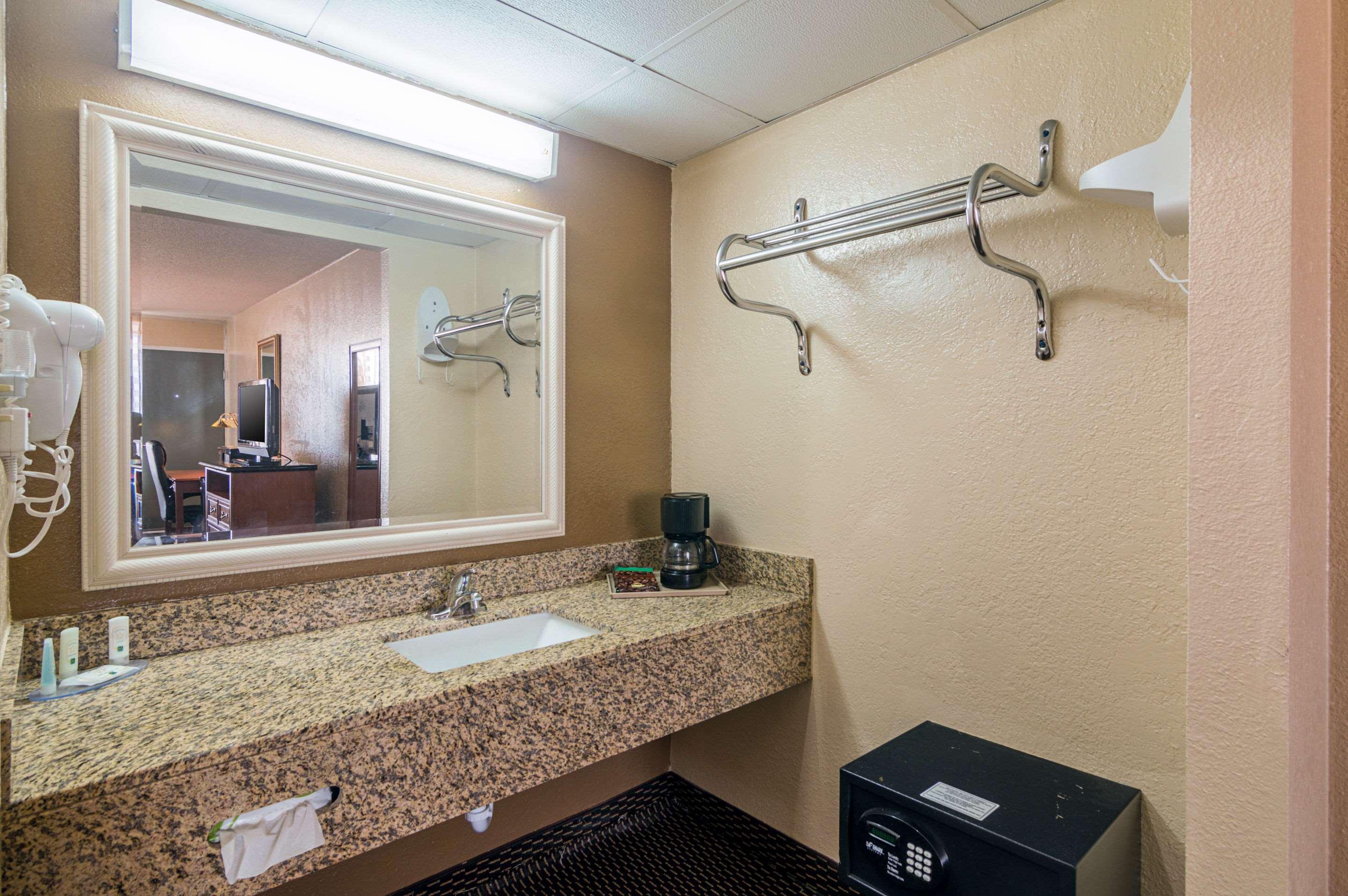 Quality Inn Shawnee I-40 Εξωτερικό φωτογραφία