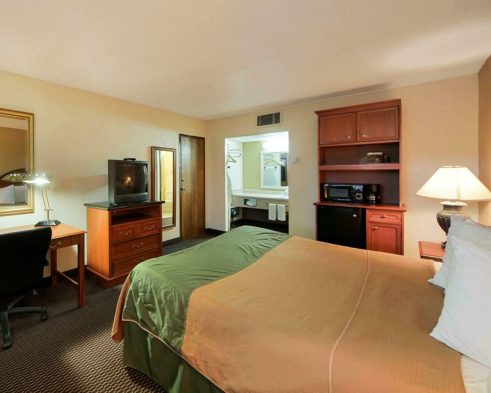 Quality Inn Shawnee I-40 Εξωτερικό φωτογραφία